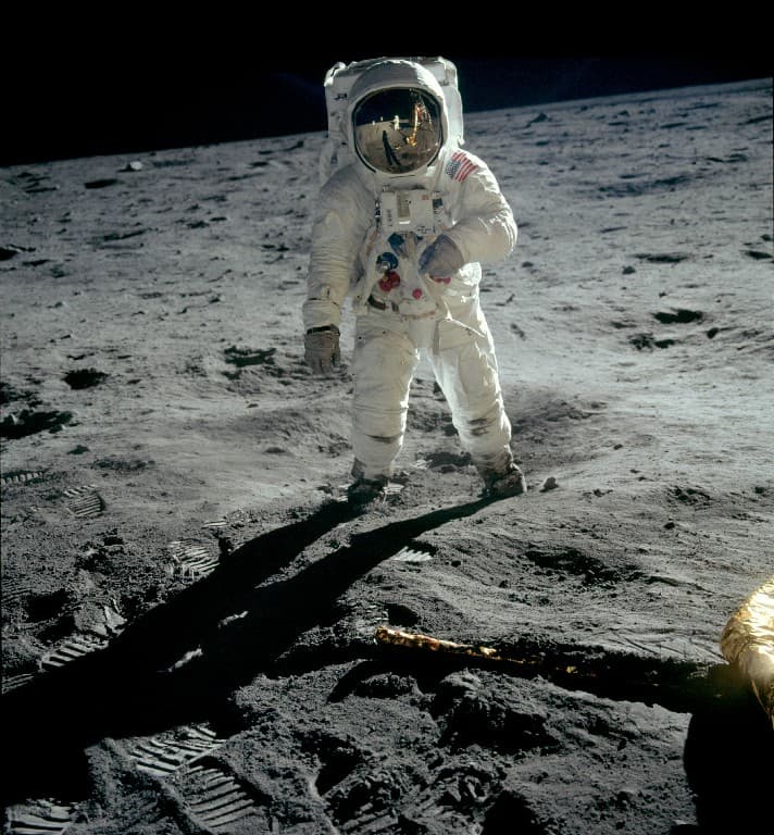 Apollo 04 Aldrin walks on moon